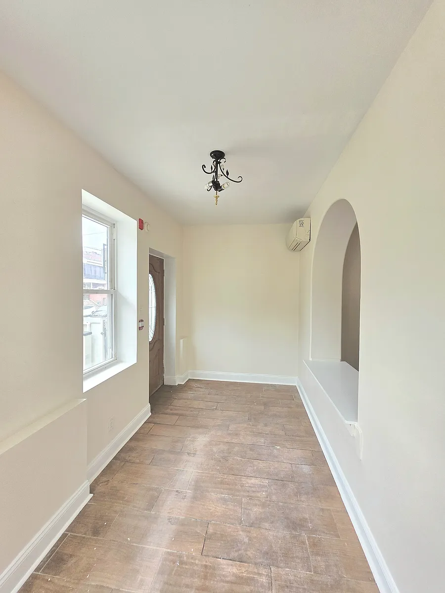 Building Photo - 5252 Spruce St #1