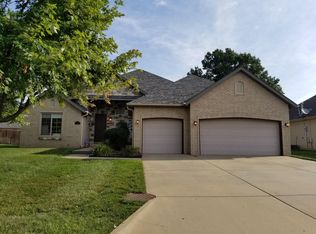 925 E Weldon Dr, Nixa, MO 65714