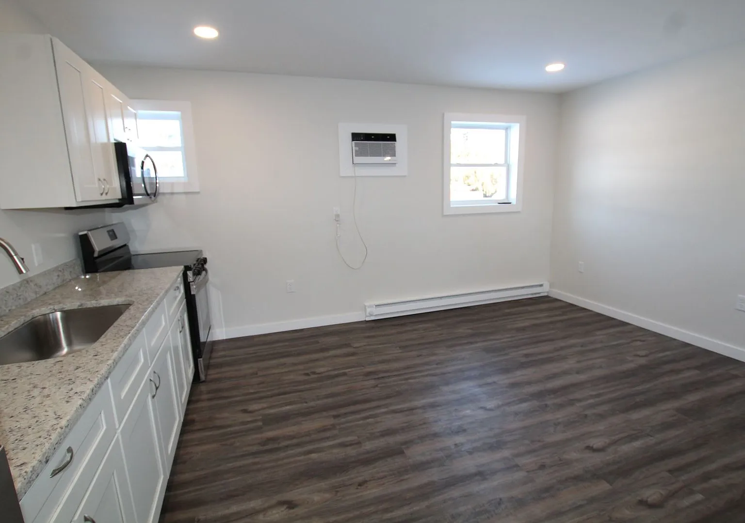 Free 1 Month Rent!! Beautifully Remodeled And Completed 1 Bedroom Apartment. — Photo 2