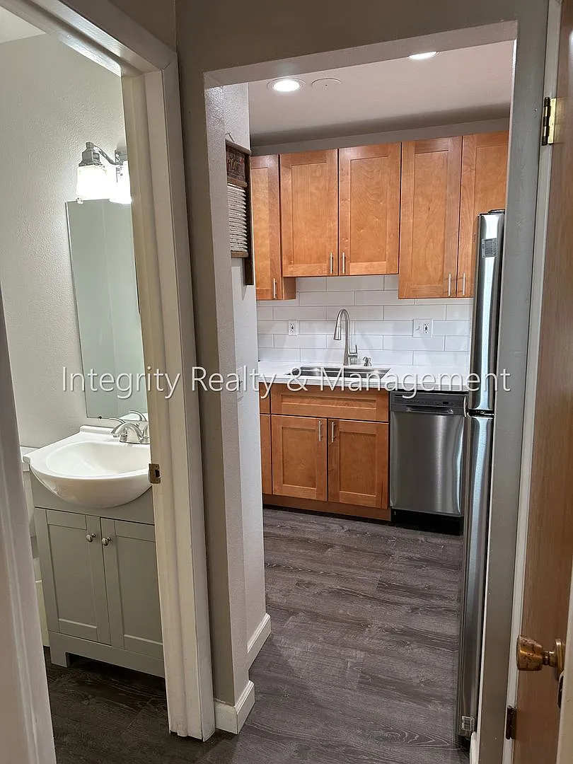 2 Bed/2.5 Bath, 1,298 Sqft - 231 E Iliff Ave Denver, CO 80210 — Photo 3