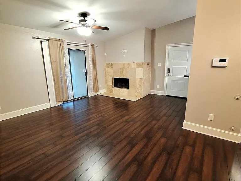 2425 Augusta Dr #4 — Photo 2