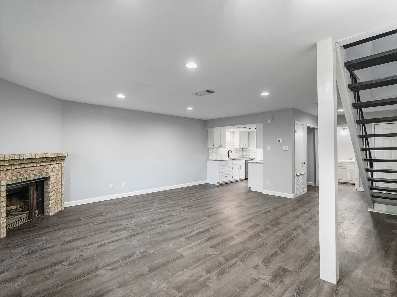 2406 Capitan Dr — Photo 4