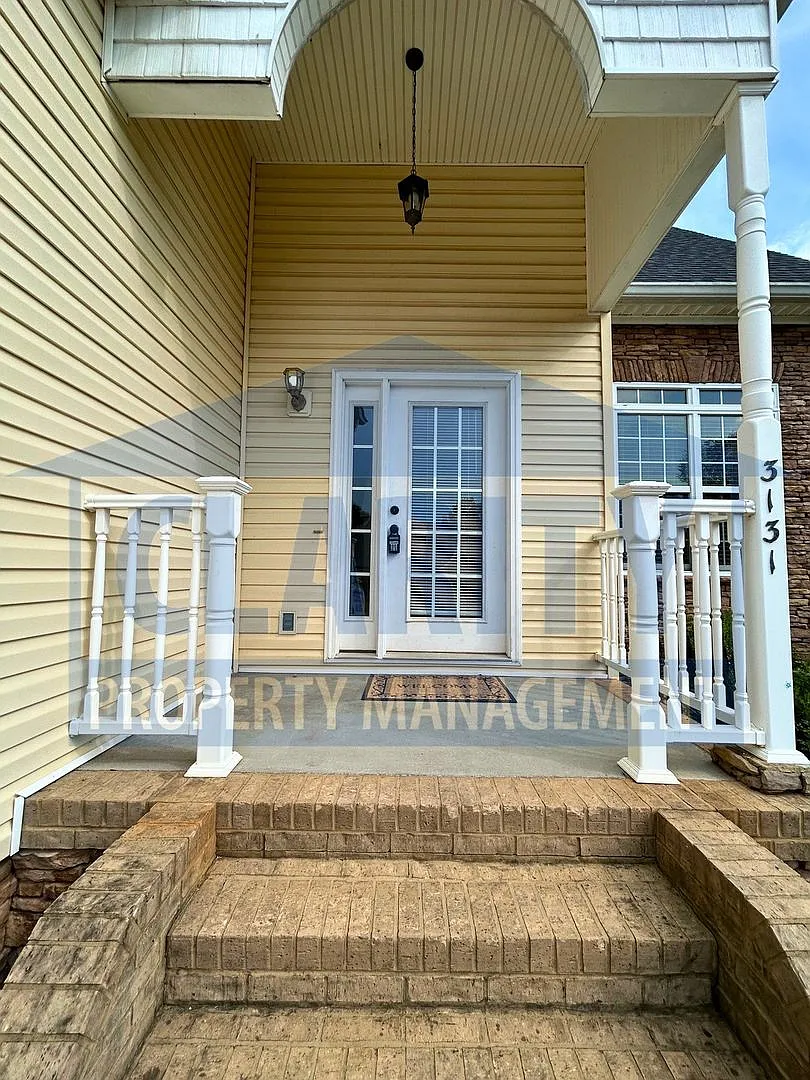 Three bedroom home w/ 2 car garage! — Photo 2