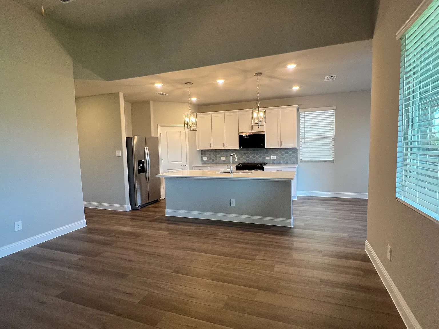 4 bed, 1874 sqft, $2,400 — Photo 3