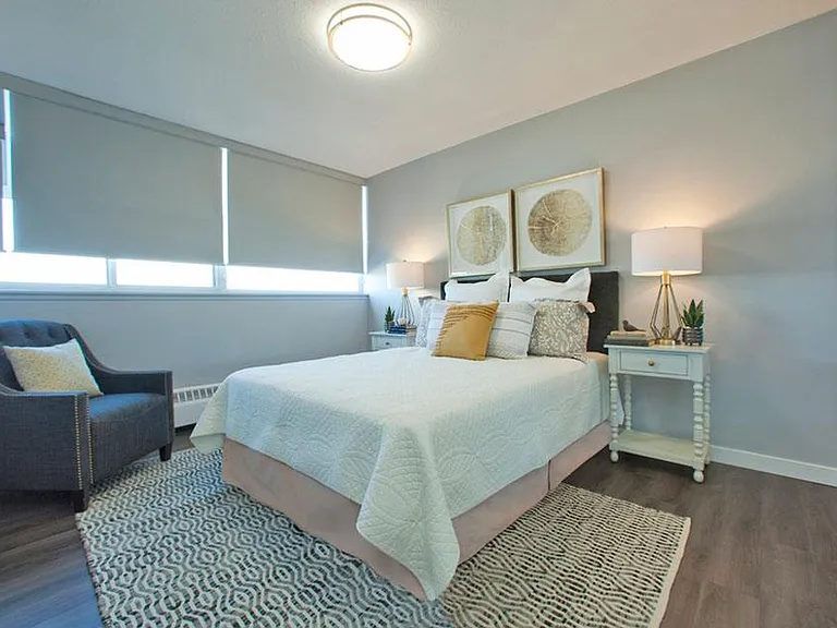 2575 Danforth Ave — Photo 31