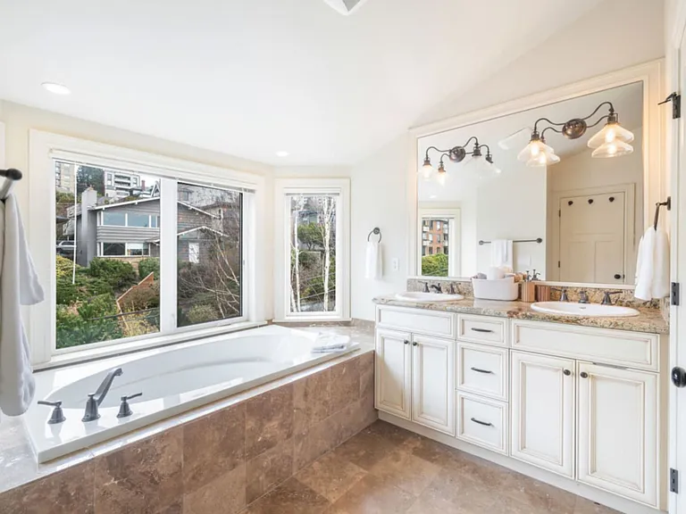 W Kinnear Pl — Photo 32