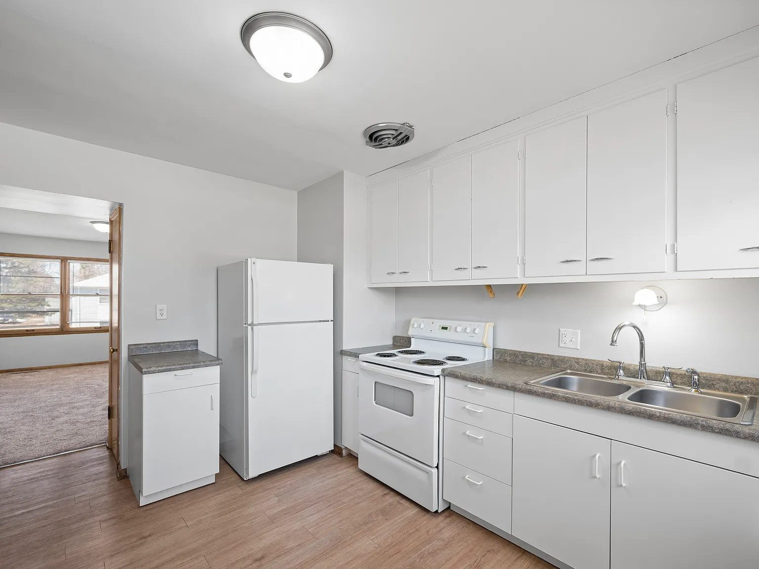 2 bed, 896 sqft, $925 — Photo 2