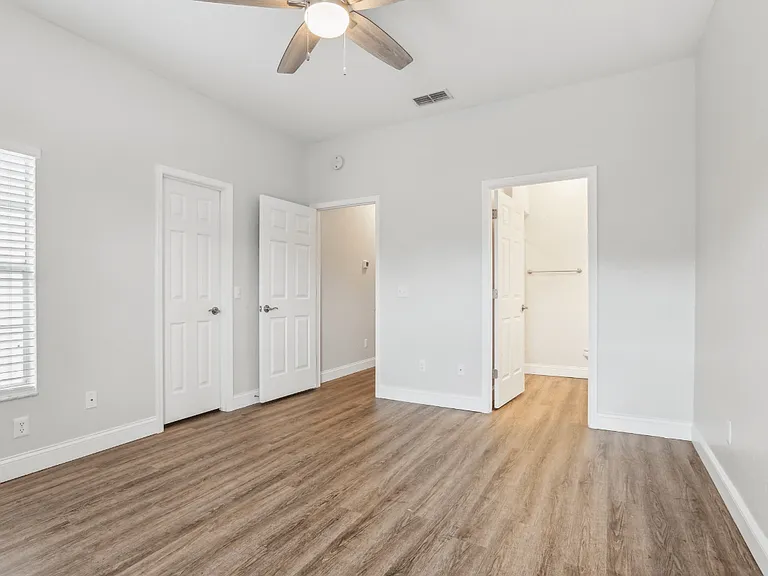 Waters Edge Apartments — Photo 17