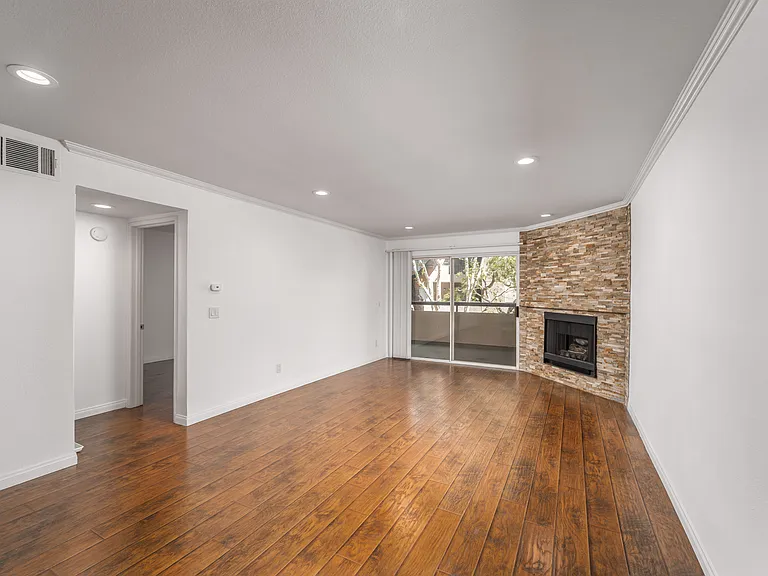 5520 Owensmouth Ave #108 — Photo 3
