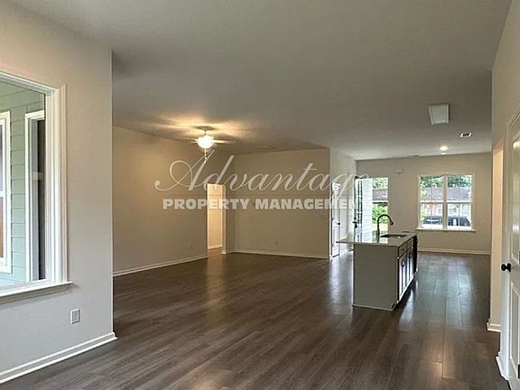 3rd image of 3272 Highland Park Pl