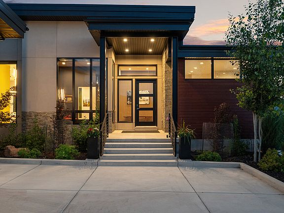 3rd image of 718 S Nebo Cir