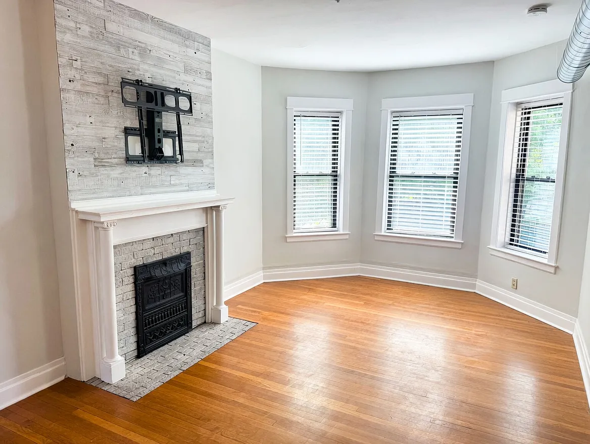 Building Photo - 4335 N Damen Ave #2