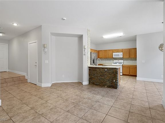 5th image of 7327 Chrome Hill St
