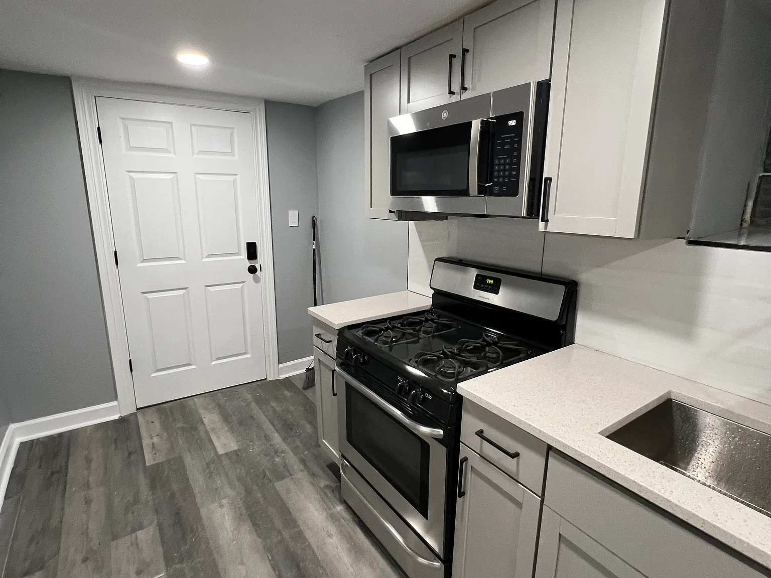 1 bed, 2000 sqft, $1,400 — Photo 3