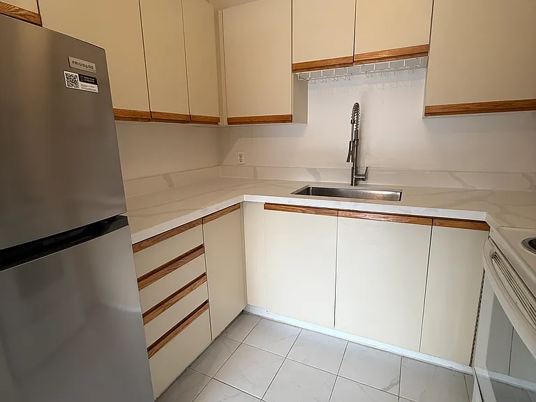 457 Somerset St W #3 — Photo 10