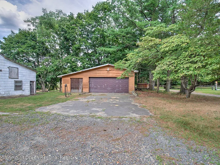 284 Millstone Rd — Photo 3