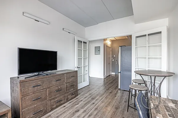 Rented by Five Stone NYC LLC | media 2