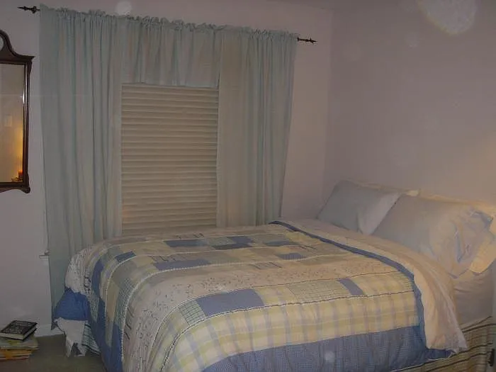 2nd bedroom - show queen size bed