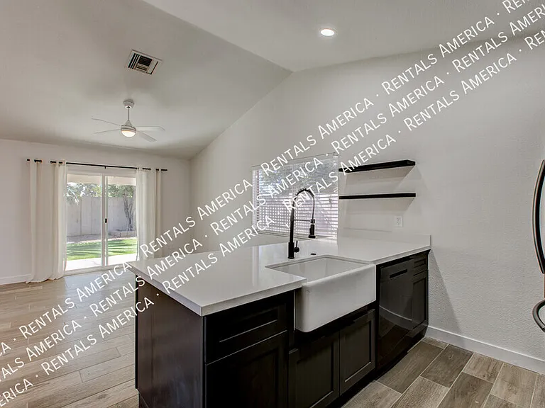 819 W Ross Ave — Photo 13
