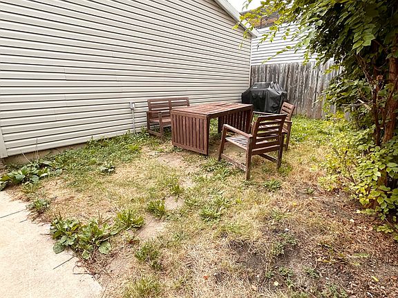 2nd image of 2921 W Lyndale St #1