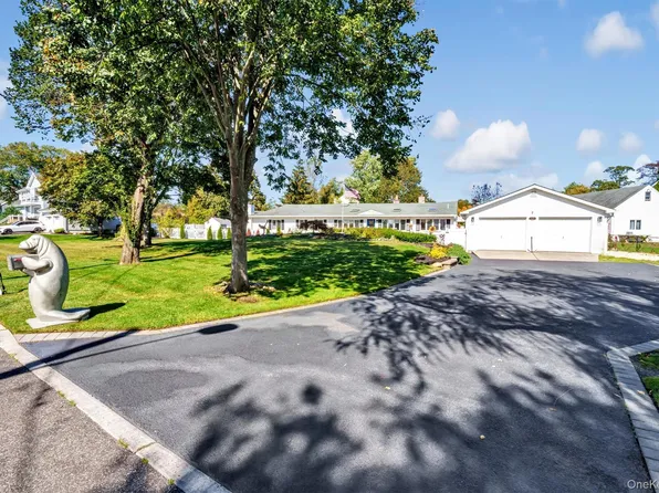 117 Middlesex Avenue, Oakdale, NY 11769