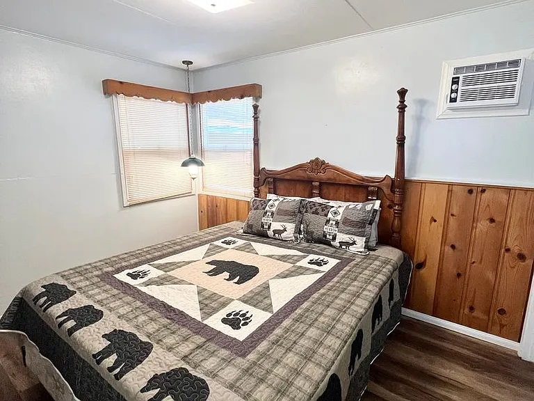 877 Tulip Ln — Photo 32