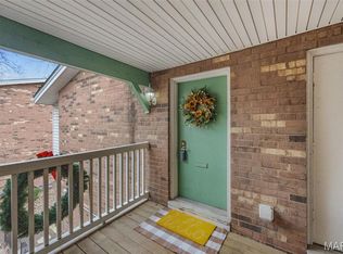 425 S Geyer Rd APT G, Saint Louis, MO 63122