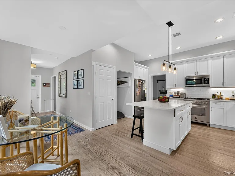 15 Bayview Ave — Photo 13
