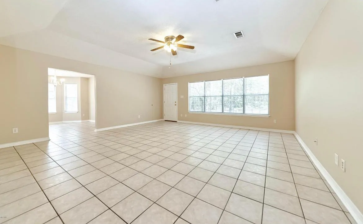 4 bed, 2032 sqft, $1,900 — Photo 4