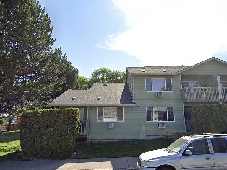 242 SW 3rd St — Photo 4