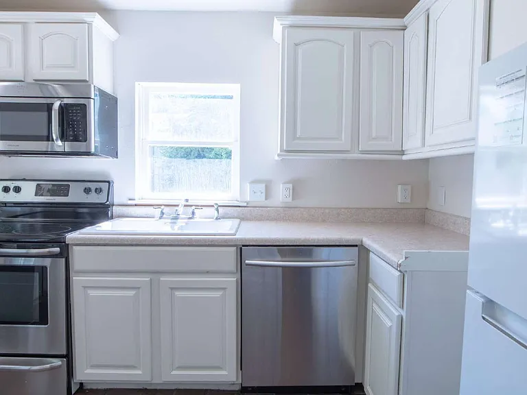 234 Hudson Ave — Photo 4