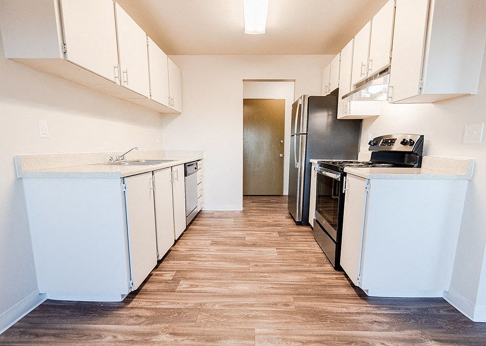 Lakewood Apartments - Arbor Pointe Apartments - Kitchen and Entryway, from Dining Room