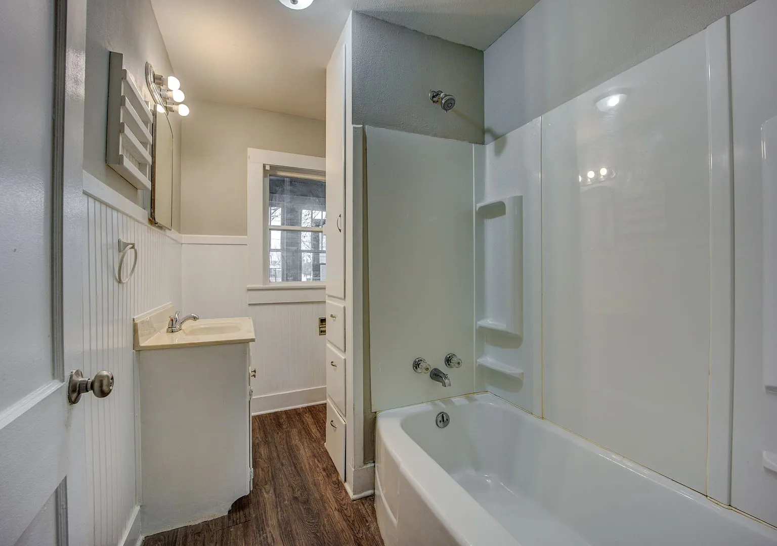 Free Month Rent! Freshly Updated 4 Bedroom House — Photo 4