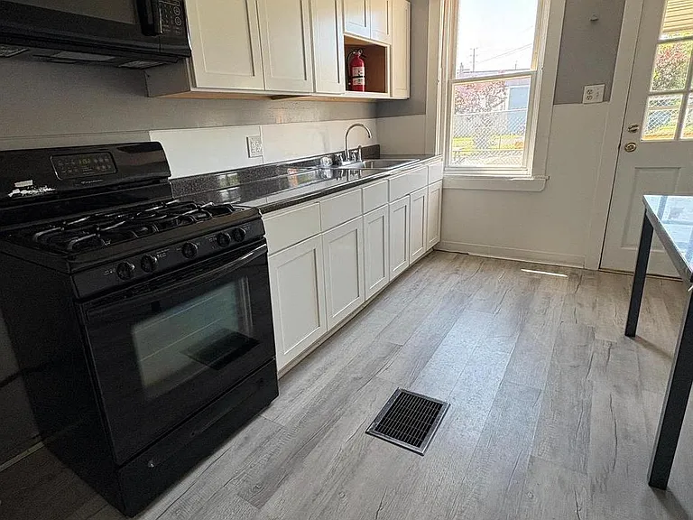 917 Koehler St — Photo 5