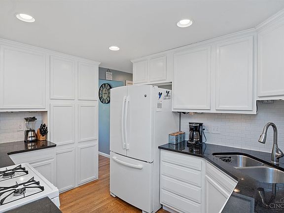 3rd image of 2421 Kellerman Ave