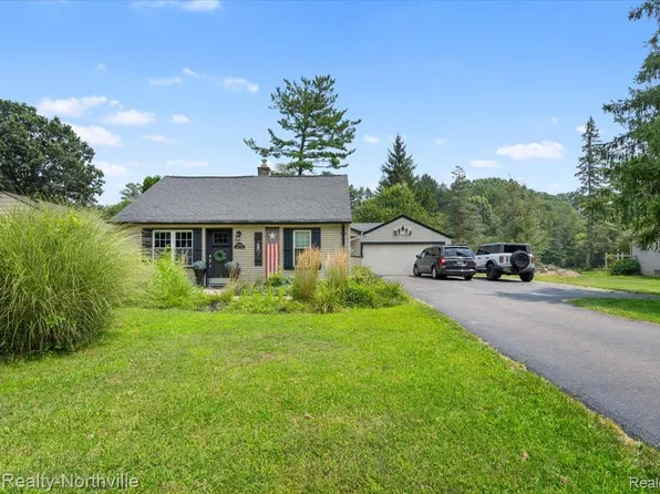 16706 N Stanmoor Dr, Livonia, MI 48154