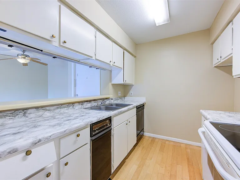 3055 Walnut Bend Ln #21 — Photo 8