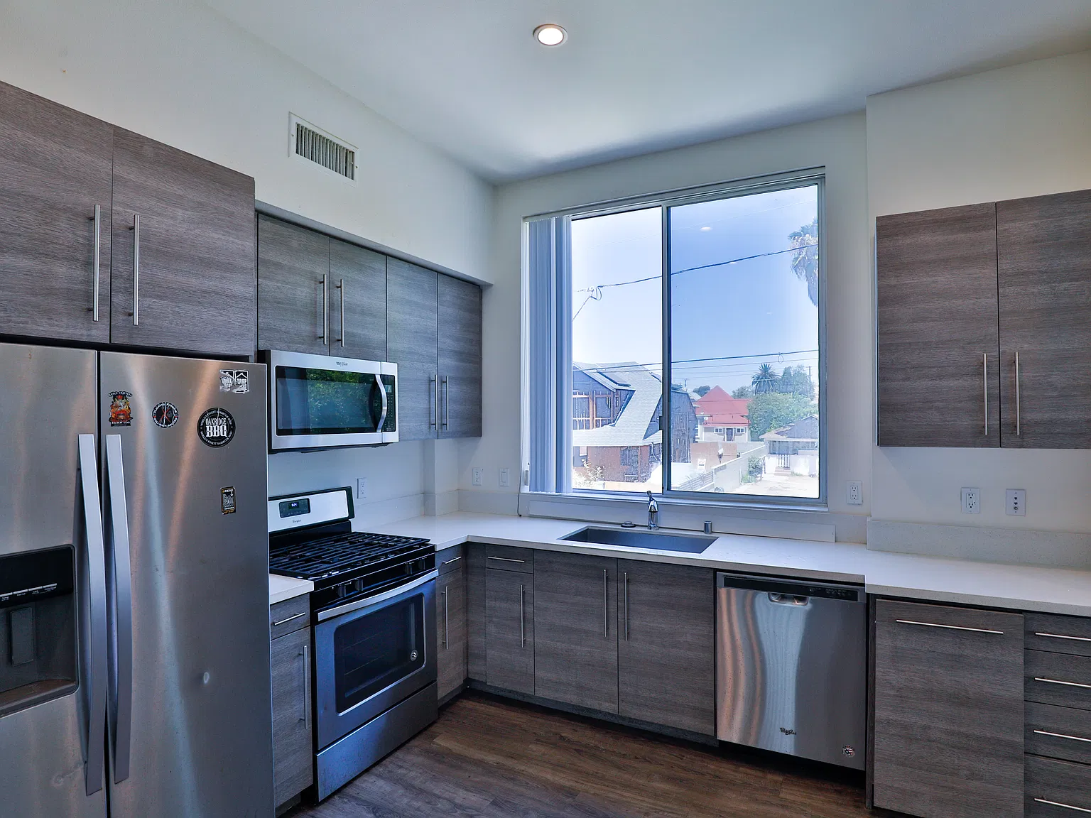 9 bed, 3130 sqft, $8,500 — Photo 3