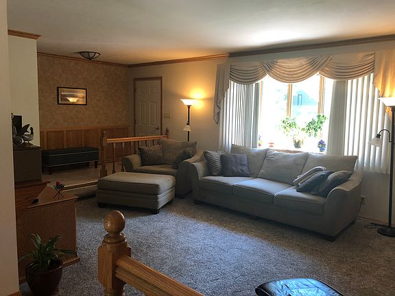 4th image of 700 E Hillcrest Dr