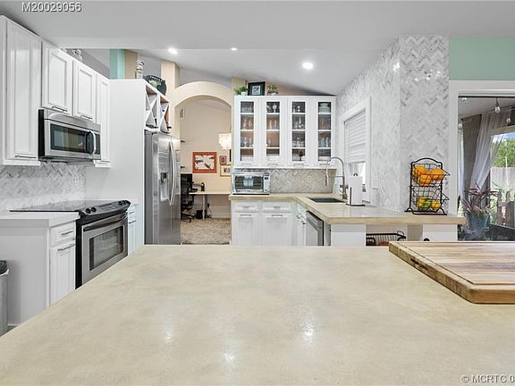 4th image of 709 SW Babbit Dr