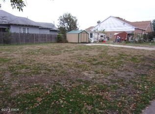 322 N Locust St, Flora, IL 62839