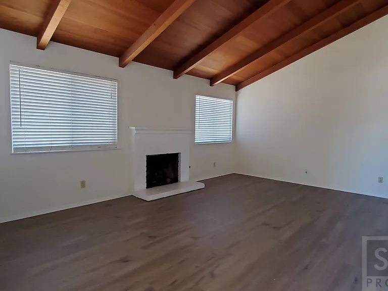812 Emerald Ct — Photo 2