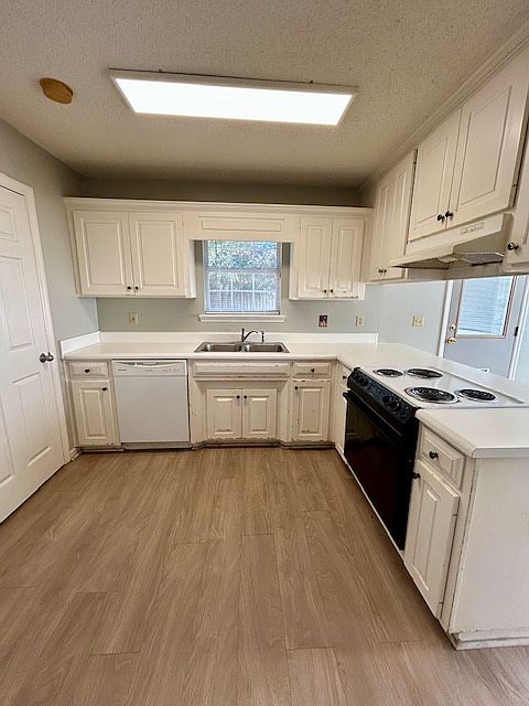 1st image of 3818 Pondside Cir