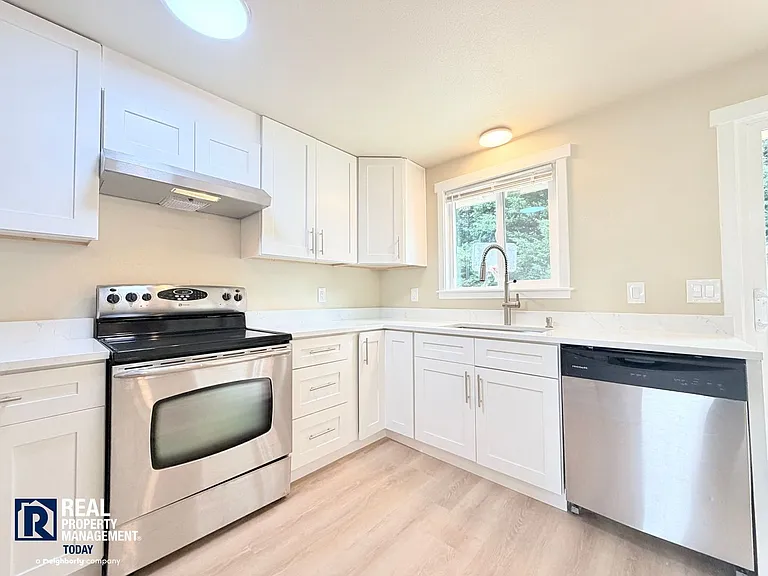 GM Legacy Properties LLC - Duplex (GOLD) — Photo 6