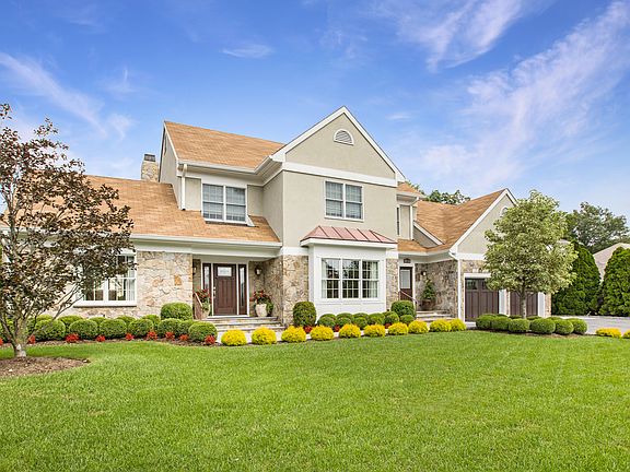 Beautifully landscaped yard!
