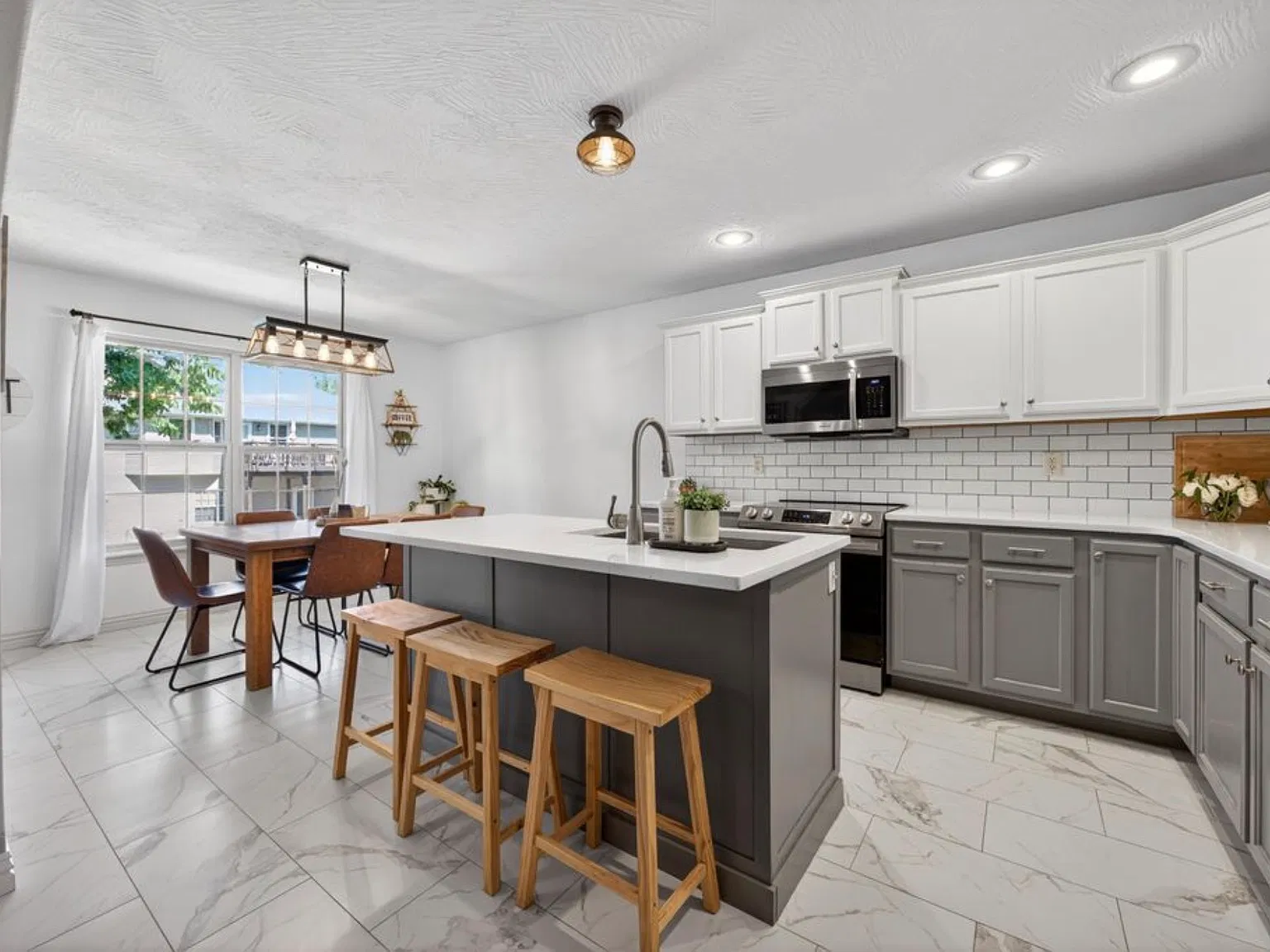 5 bed, 3189 sqft, $3,099 — Photo 3
