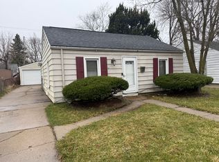 19006 Roscommon St, Harper Woods, MI 48225