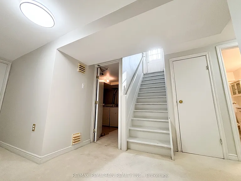 7 Rockport Cres — Photo 4