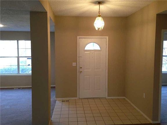 4th image of 10 Burnham Dr