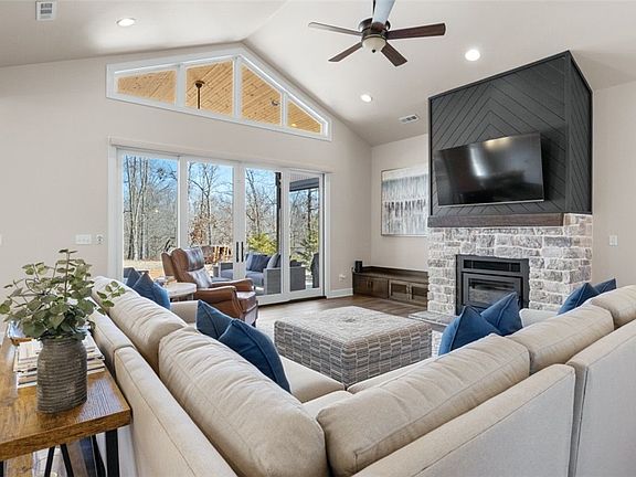 3rd image of 12 Canobie Ln
